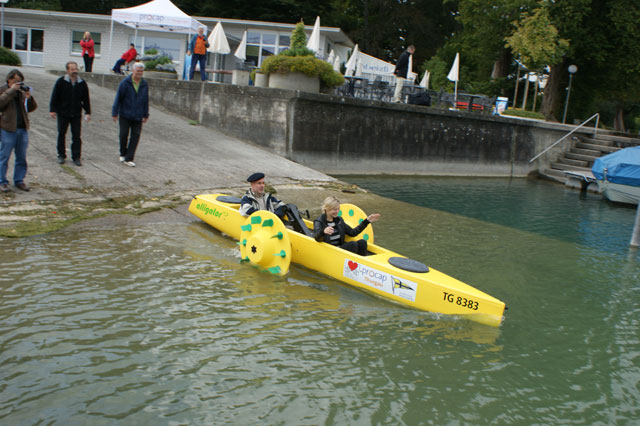 Eine Blinde Person fährt mit dem Paraboat über die Rampe ins Wasser